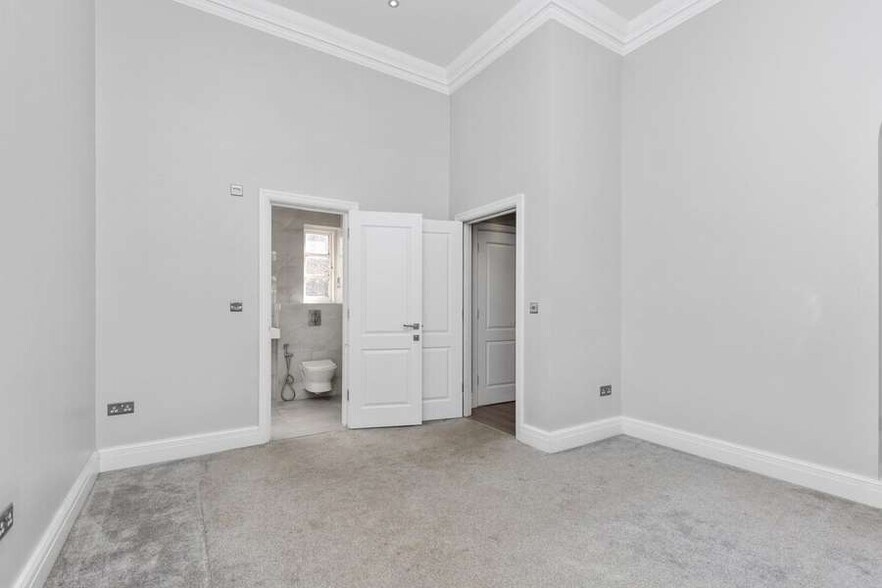 74 High St, Harrow to rent - Interior Photo - Image 3 of 4