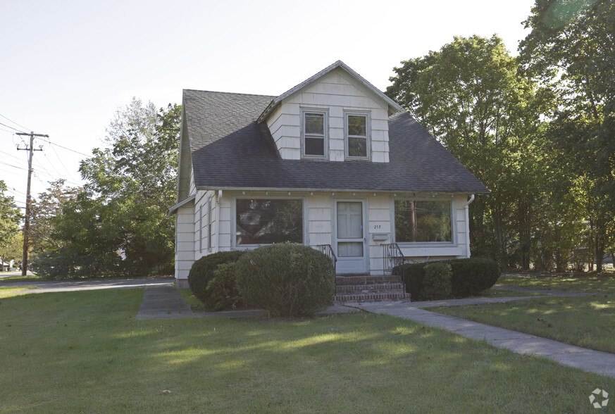 217 Lake Ave, Saint James, NY for sale - Primary Photo - Image 1 of 1