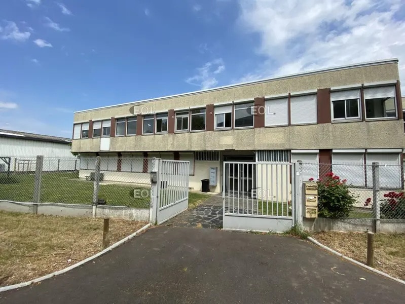 Office in Les Clayes-sous-Bois to rent Building Photo- Image 1 of 8