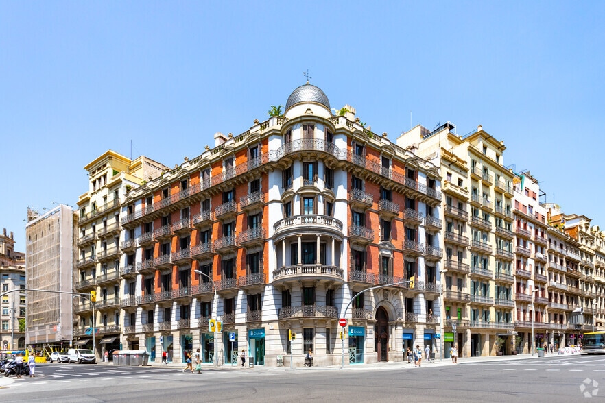 Office in Barcelona, Barcelona to rent - Building Photo - Image 1 of 7
