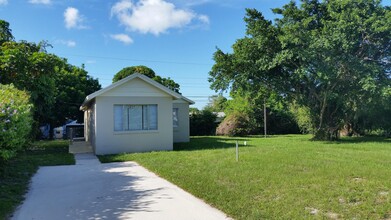 1211 Pioneer Rd, Mangonia Park, FL for sale Primary Photo- Image 1 of 2