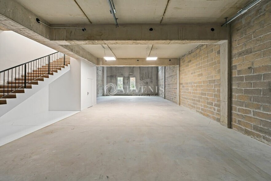 Light Industrial in Serris to rent - Interior Photo - Image 2 of 12