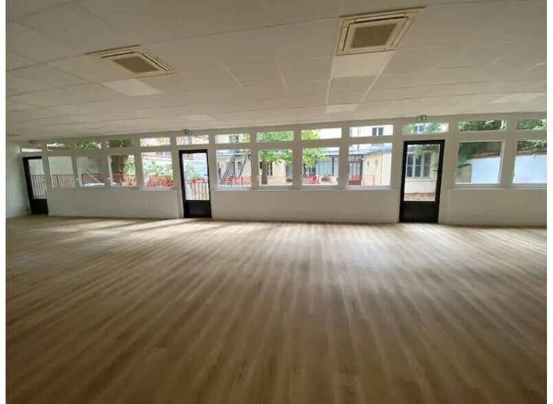 Office in Versailles to rent - Building Photo - Image 1 of 8