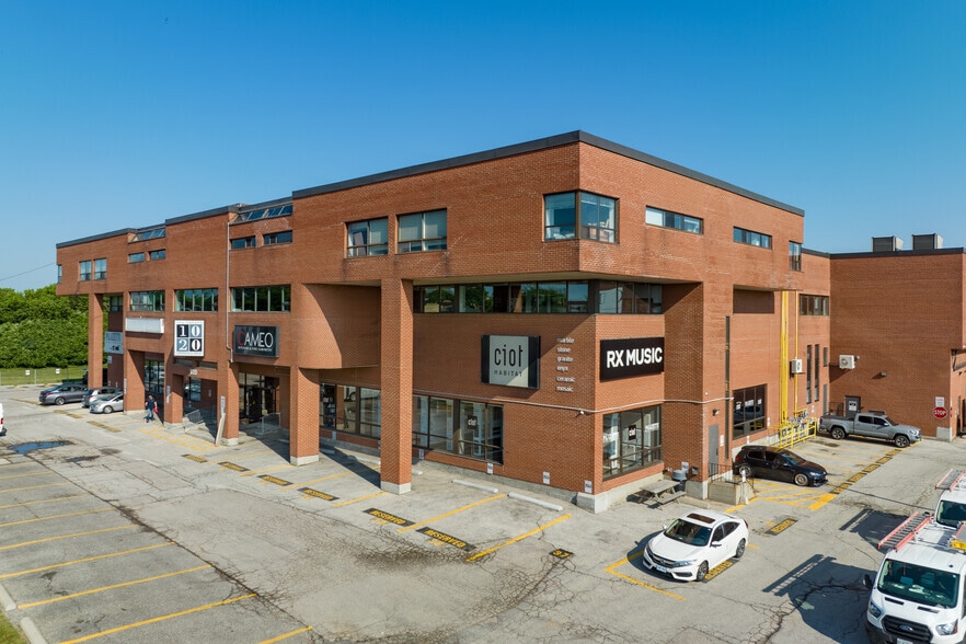 18 Dufflaw Rd, Toronto, ON for rent - Primary Photo - Image 1 of 6