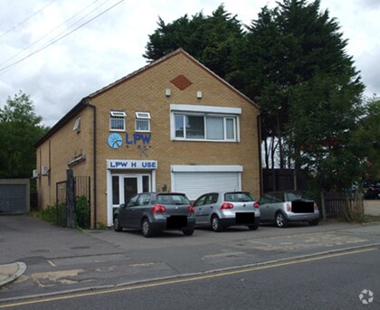 2B Suttons Ln, Hornchurch for sale Primary Photo- Image 1 of 1