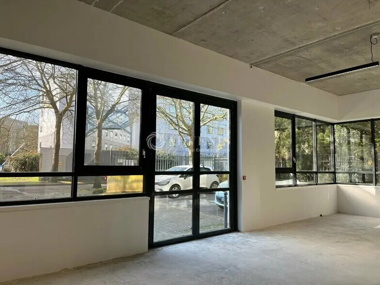 Light Industrial in Guyancourt to rent - Building Photo - Image 2 of 7