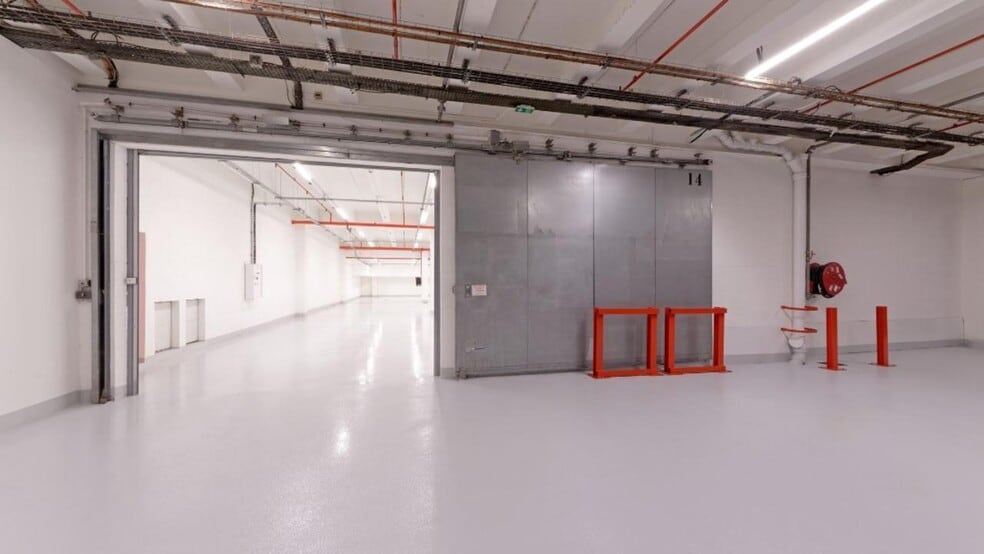 Industrial in Paris to rent - Building Photo - Image 3 of 16