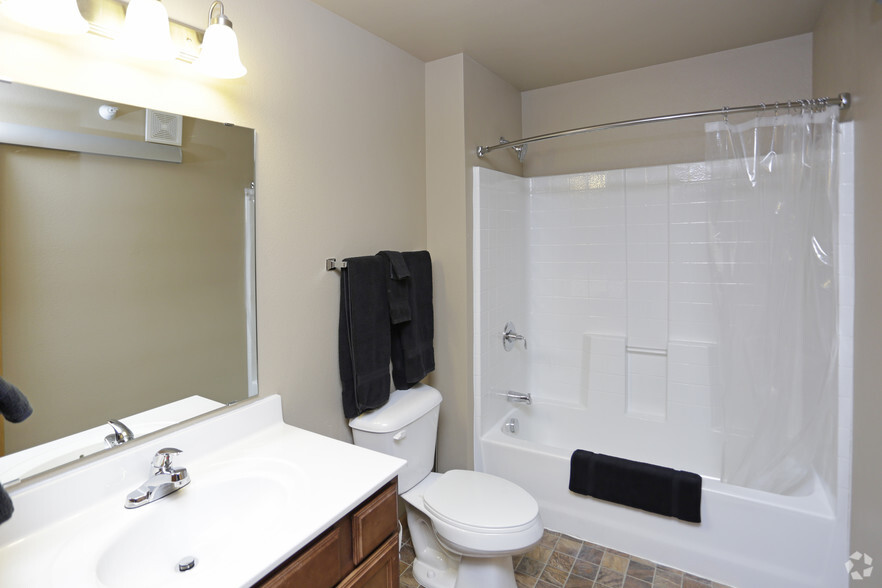 1002 Elm St NE, Tioga, ND for rent - Interior Photo - Image 3 of 62