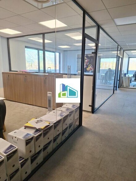 Office in Aubagne to rent - Building Photo - Image 2 of 8