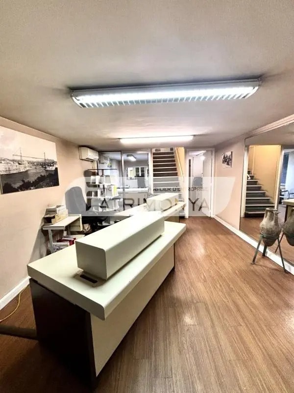 Retail in Marseille for sale Interior Photo- Image 1 of 6
