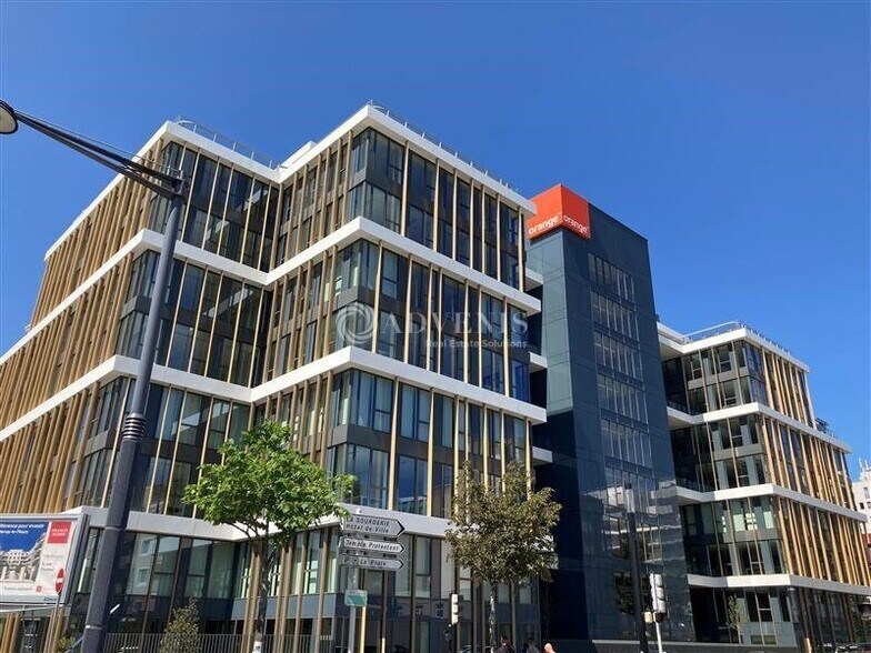 2 Avenue De La Gare, Montigny-le-Bretonneux to rent - Building Photo - Image 1 of 6