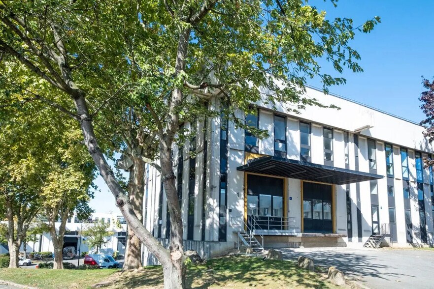 Light Industrial in Rungis to rent - Building Photo - Image 3 of 5