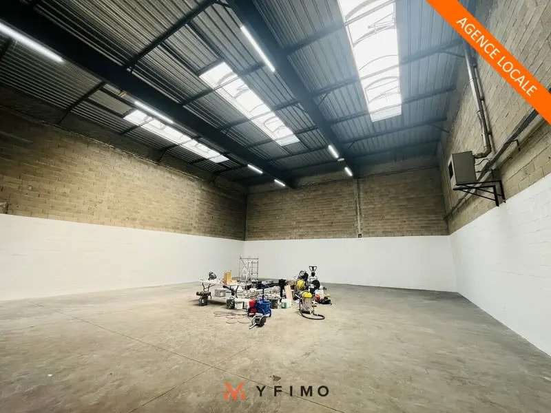 Industrial in Élancourt to rent Interior Photo- Image 1 of 6