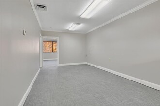 325 Chamberlain Hwy, Meriden, CT for rent Interior Photo- Image 1 of 7