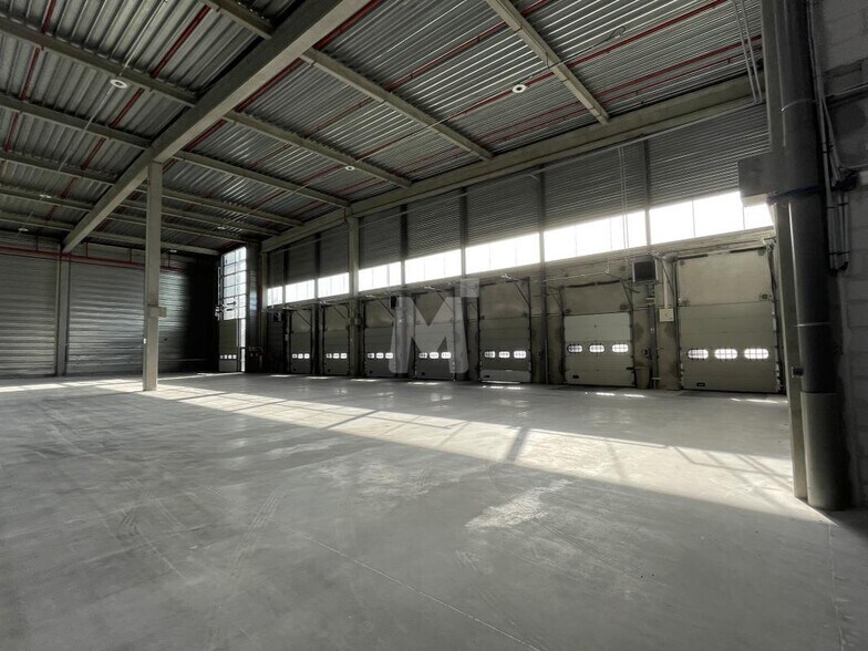 Industrial in Lieusaint to rent - Building Photo - Image 3 of 7