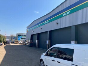 Cobham Way, Crawley to rent Building Photo- Image 2 of 3