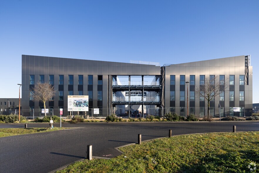 2 Bis Rue Marcel Dassault, Genas to rent - Building Photo - Image 2 of 5