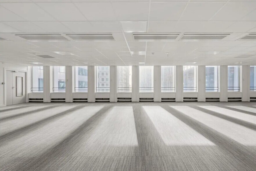 1 Place De La Pyramide, Puteaux to rent - Interior Photo - Image 2 of 8