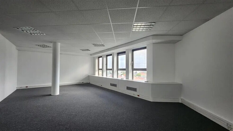 Office in La Garenne-Colombes to rent - Building Photo - Image 3 of 8