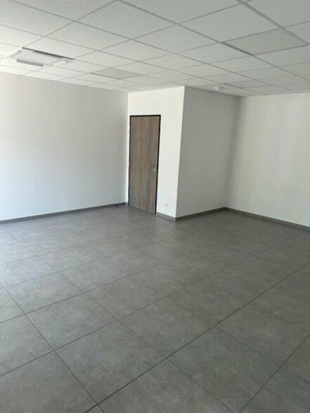 Light Industrial in Decines Charpieu to rent - Building Photo - Image 3 of 15