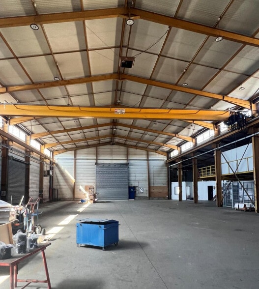 Light Industrial in Vaulx-en-Velin to rent - Interior Photo - Image 2 of 7