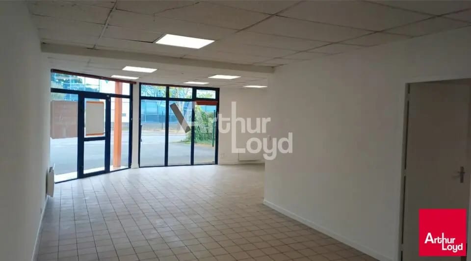Location Local d'activités 400 m² - Photo 1