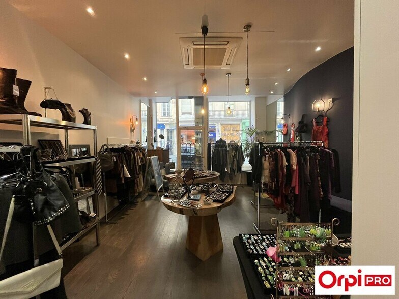 Retail in Lyon to rent - Building Photo - Image 3 of 7