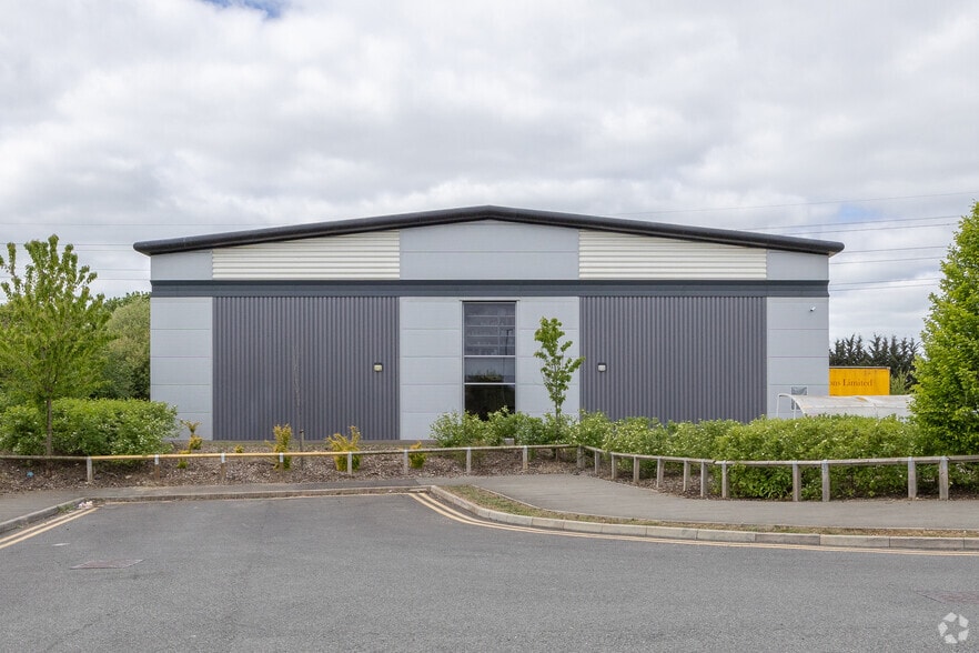 Phoenix Pky, Corby to rent - Building Photo - Image 2 of 2