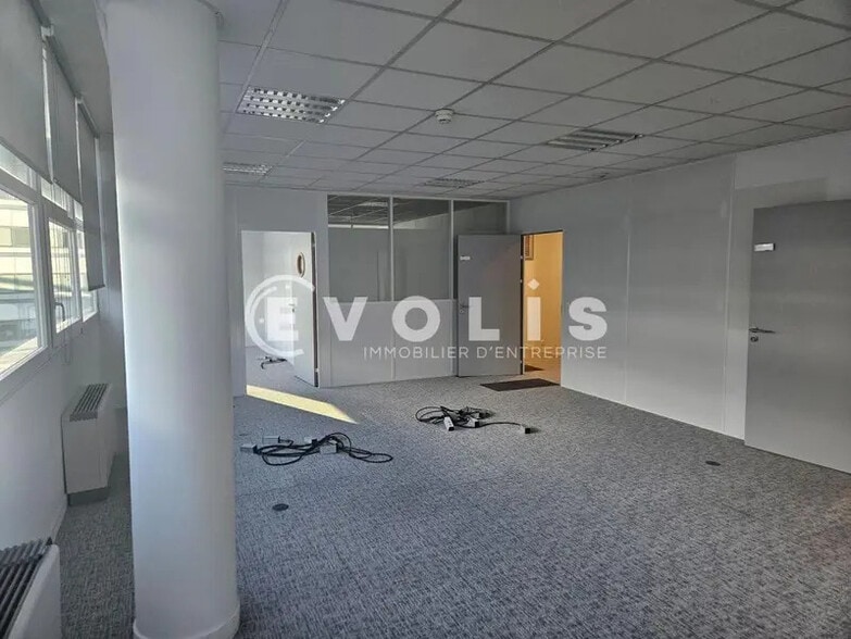 Office in Massy to rent - Building Photo - Image 2 of 22