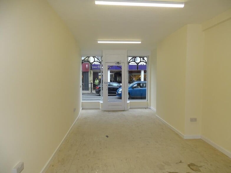 20 Market Place, Warminster to rent - Building Photo - Image 2 of 6