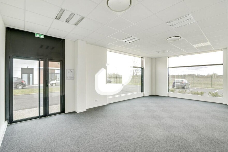 Office in Lieusaint to rent - Interior Photo - Image 3 of 8
