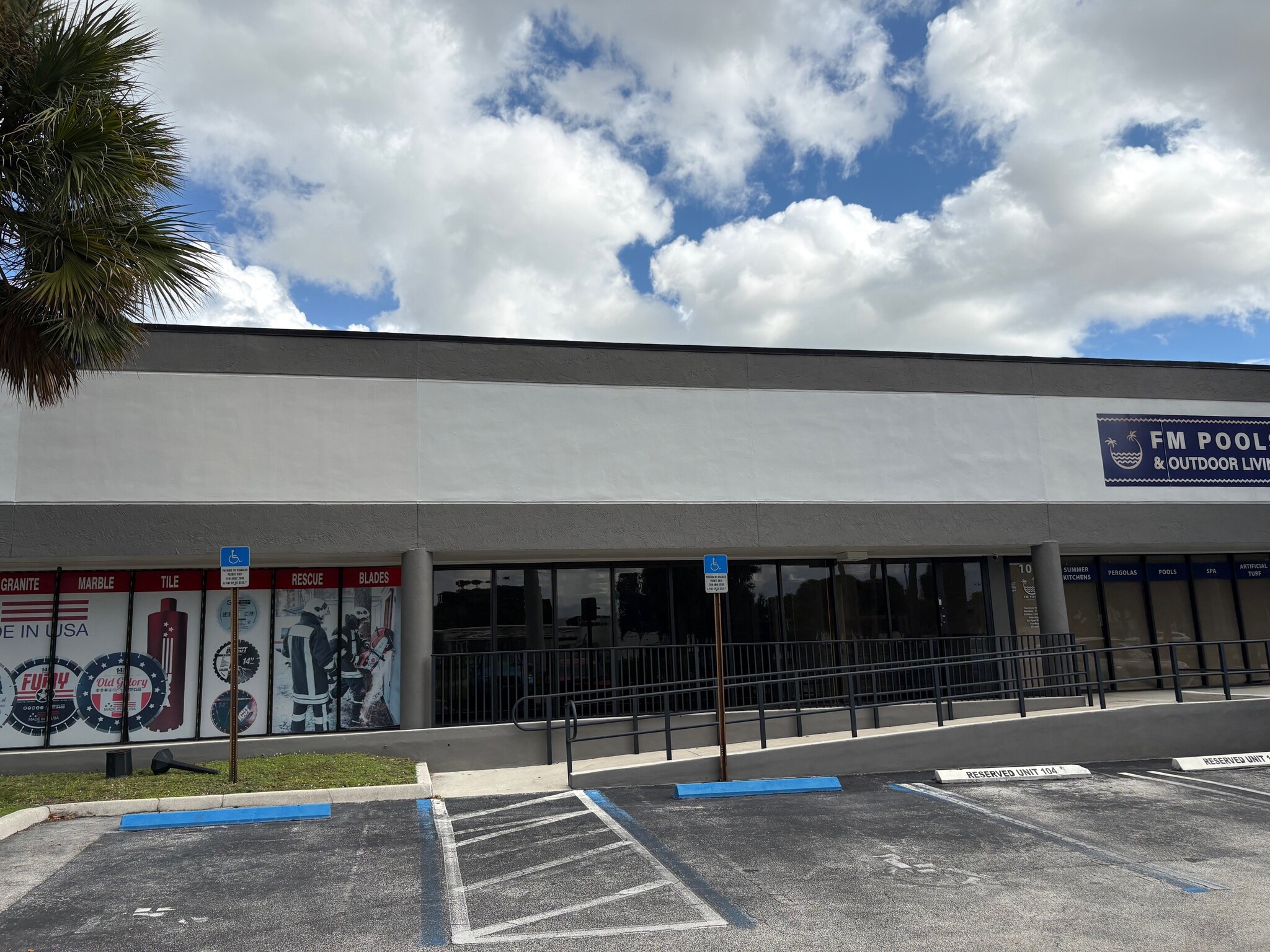 2570-2580 N Powerline Rd, Pompano Beach, FL to rent Building Photo- Image 1 of 12