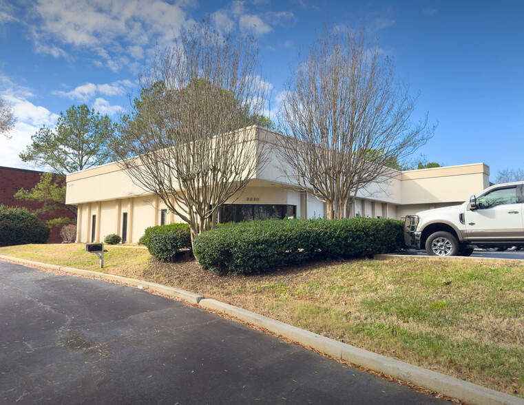 3330 Oak Lake Blvd, Charlotte, NC for rent - Building Photo - Image 1 of 4