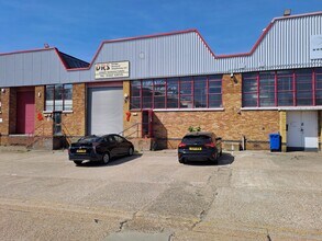 Wilbury Way, Hitchin to rent Building Photo- Image 1 of 3