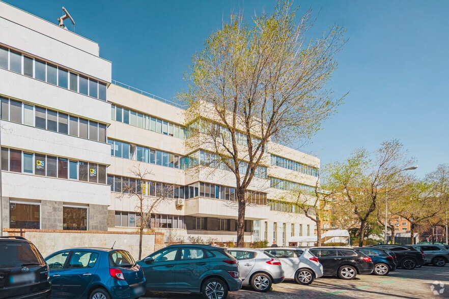 Office in Madrid, Madrid for sale - Building Photo - Image 2 of 3