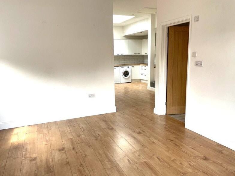 9A High St, Reading for sale - Interior Photo - Image 3 of 5