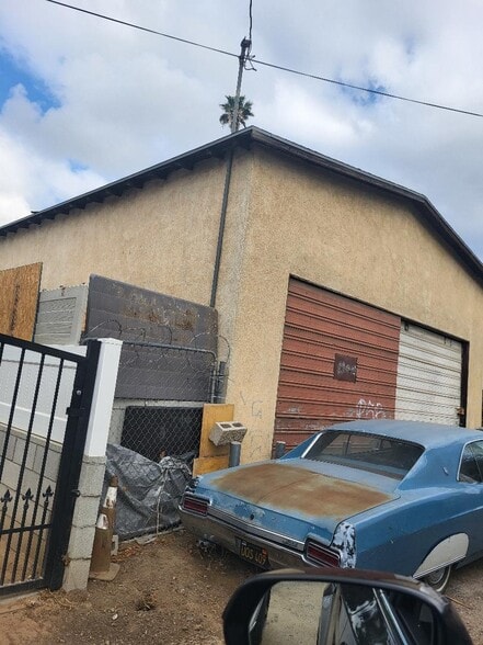 982 & 982 1/2 Center St.and Lot portfolio of 3 properties for sale on LoopNet.co.uk - Building Photo - Image 3 of 4