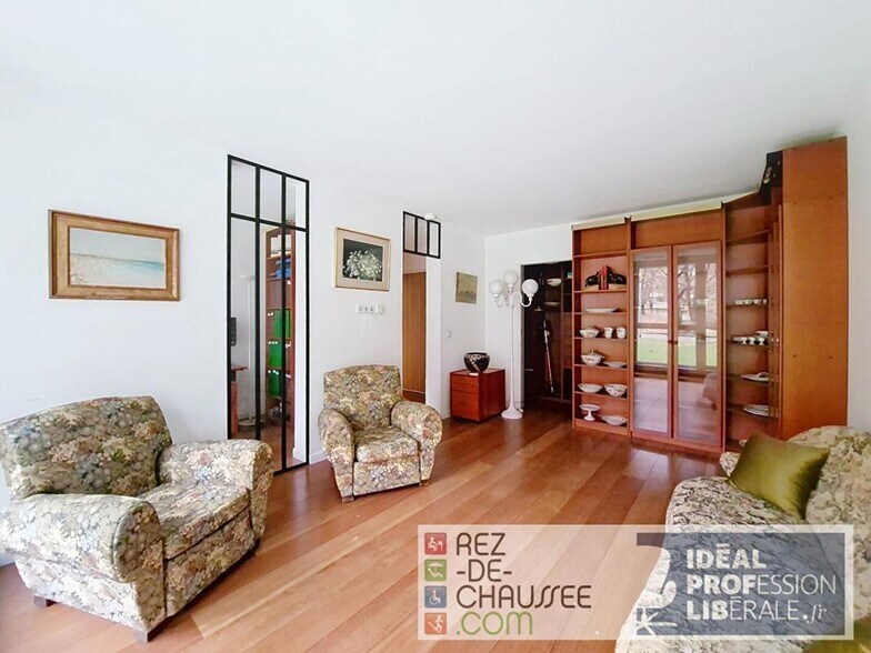 Office in Villeurbanne for sale - Building Photo - Image 2 of 4