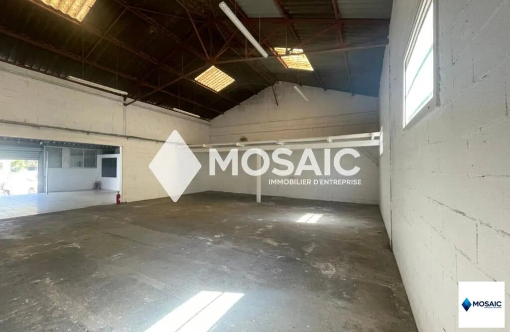 Location Local d'activités 210 m² - Photo 1