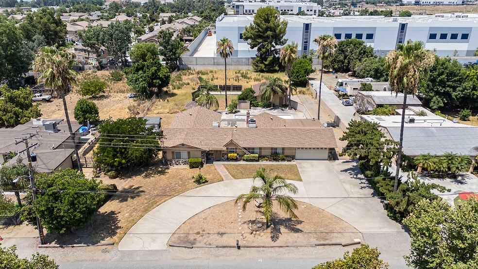 10584 Juniper Ave, Fontana, CA for sale - Primary Photo - Image 1 of 14