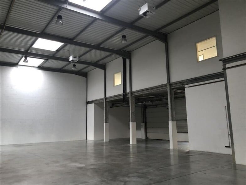 Light Industrial in Élancourt to rent - Interior Photo - Image 1 of 4