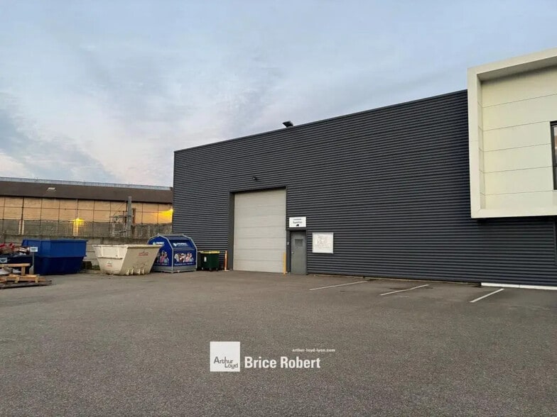 61 Rue Mathieu Dussurgey, Saint-Fons to rent - Building Photo - Image 2 of 5