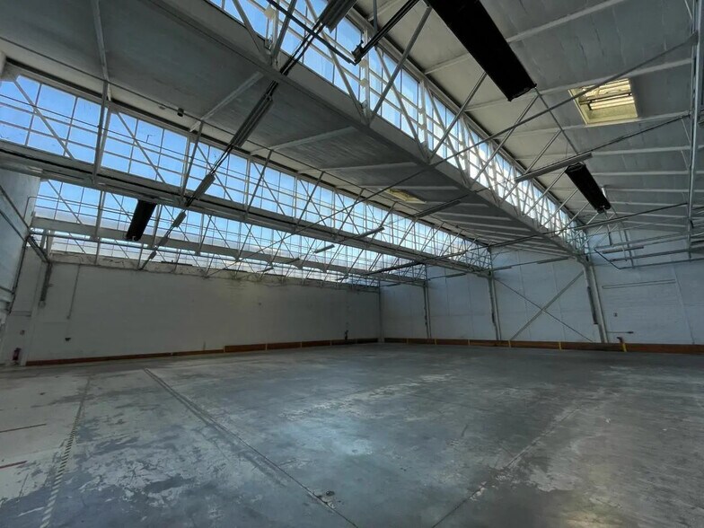 Light Industrial in Massy to rent - Interior Photo - Image 1 of 9