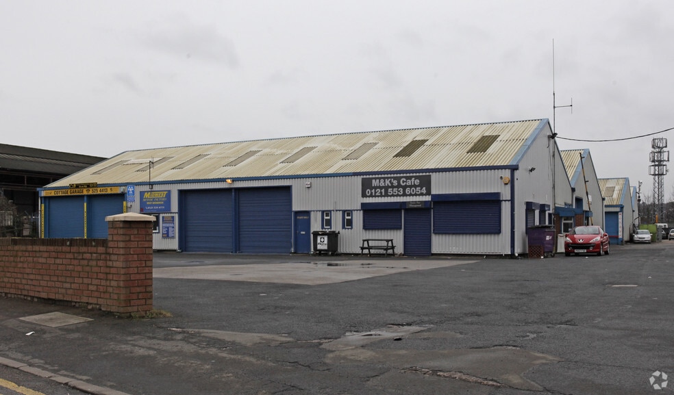 Brandon Way, West Bromwich to rent - Building Photo - Image 2 of 3