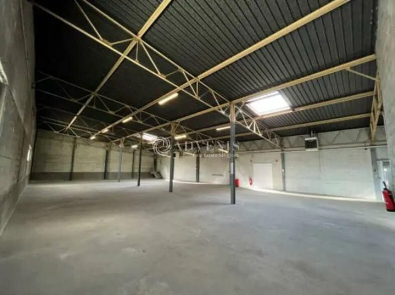 Light Industrial in Vénissieux to rent - Building Photo - Image 3 of 6