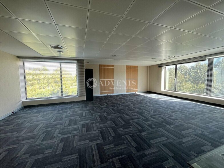 Office in Lieusaint to rent - Building Photo - Image 3 of 7