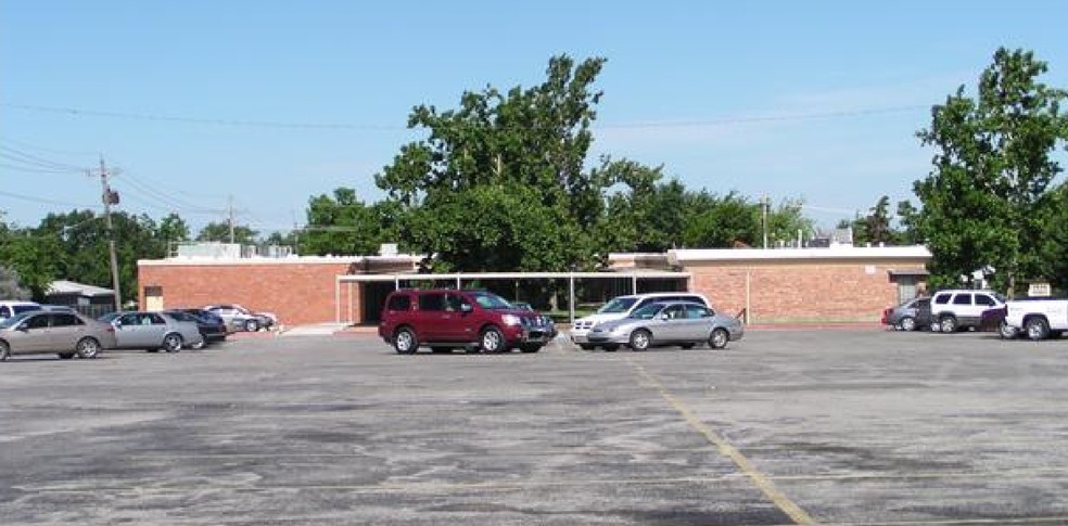 1930 NW Ferris Ave, Lawton, OK for rent - Primary Photo - Image 1 of 12