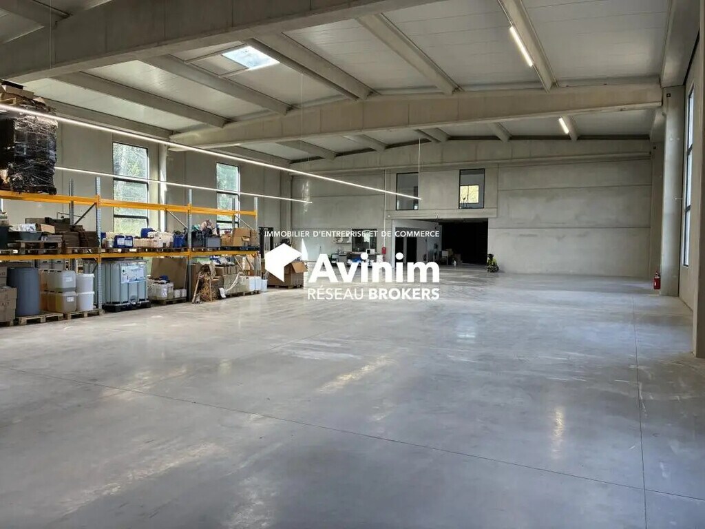 Location Entrepôt 1 140 m² - Photo 1