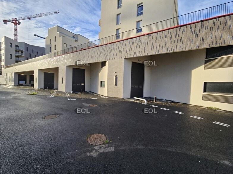 Industrial in Ivry-sur-Seine to rent - Building Photo - Image 1 of 14