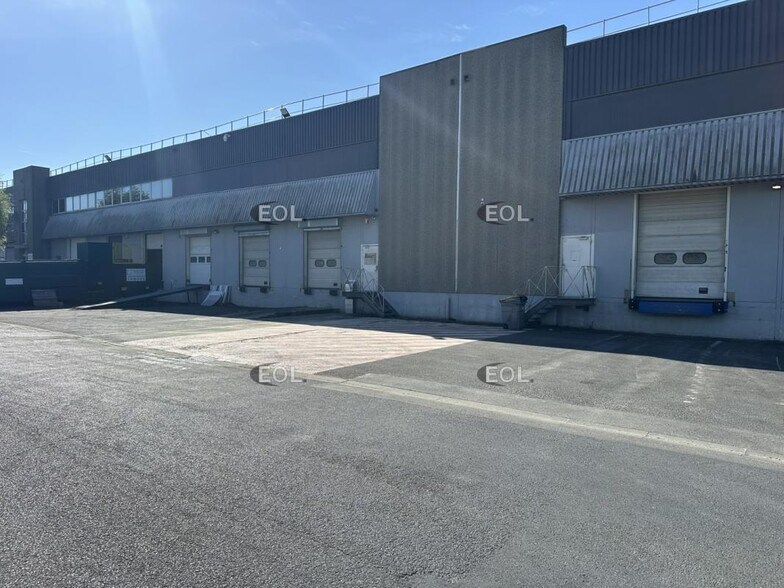 Industrial in Stains to rent - Building Photo - Image 2 of 4